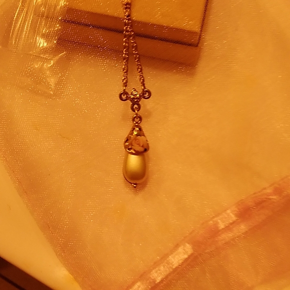 1928 Gold Tone Pearl and Pink Porcelain Rose Vintage-look Necklace - Picture 4 of 5